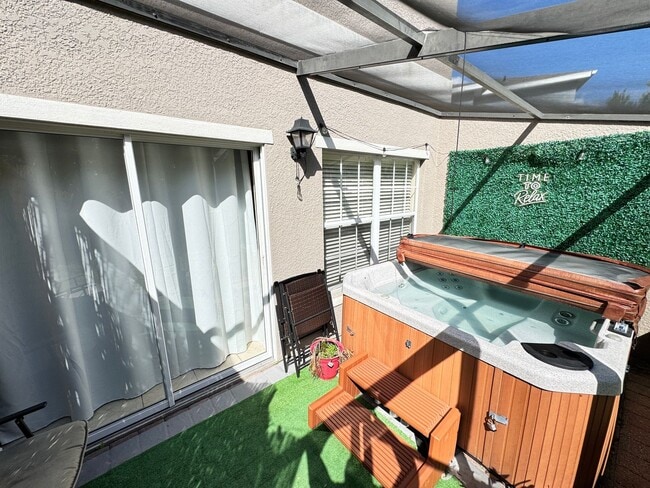 Building Photo - Fully Furnished 5-Bed End-Unit Townhome with Hot Tub in Gated Coral Cay! WASHER & DRYER INCLUDED!
