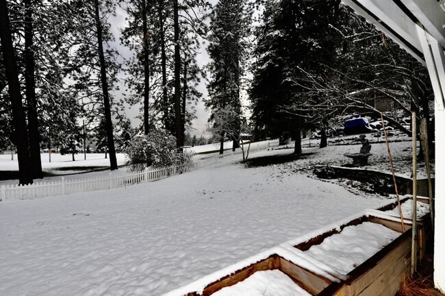 Building Photo - Fairway Golf Course 3 bed 3 bath with basement