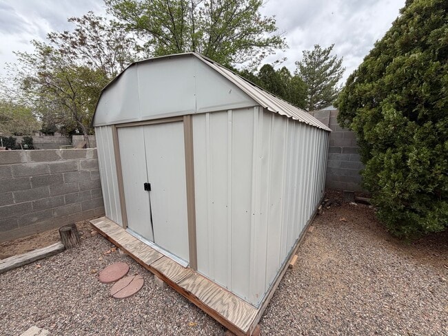 Building Photo - 3 Bedroom Updated Home Available Near Montano Rd NW & Unser Blvd NW!