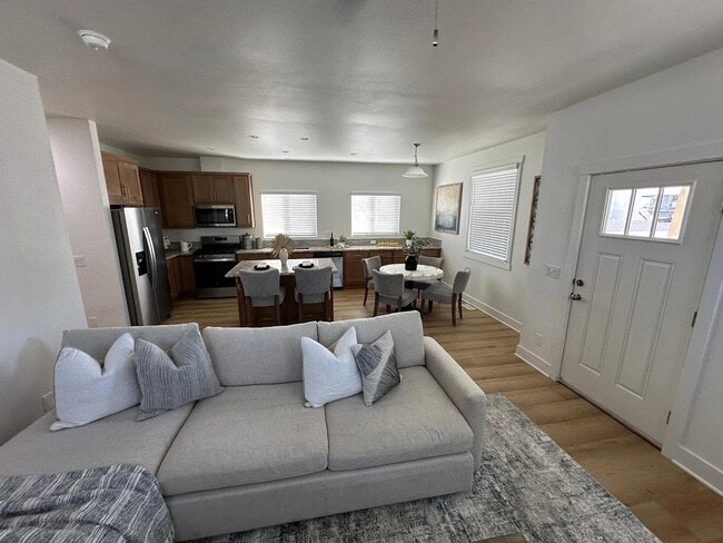 Building Photo - 30 Dart St