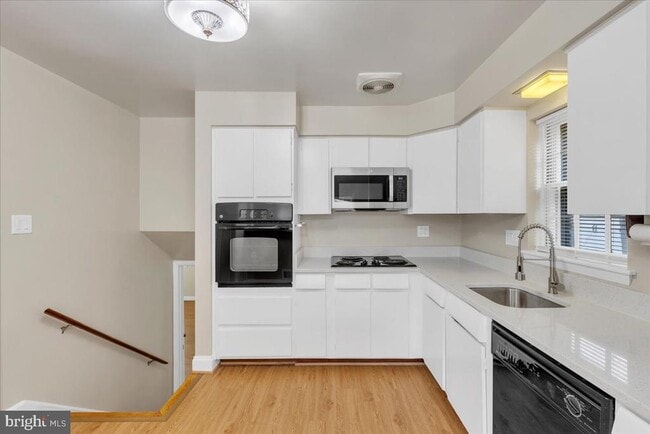 Building Photo - 664 S Greenbrier St
