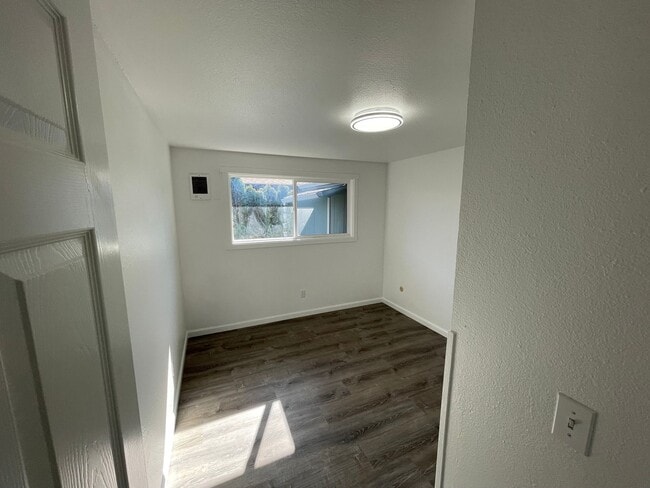 Building Photo - AVAILABLE NOW!! 2BD/1BA Cute Remodeled Dup...