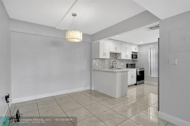 Building Photo - 4156 Inverrary Dr
