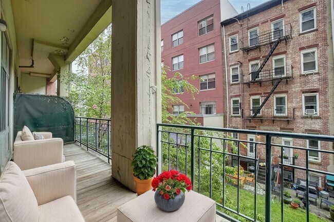 Building Photo - 205 10th St