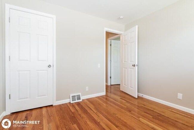 Building Photo - 10401 Trask Dr, Dellwood, MO 63136