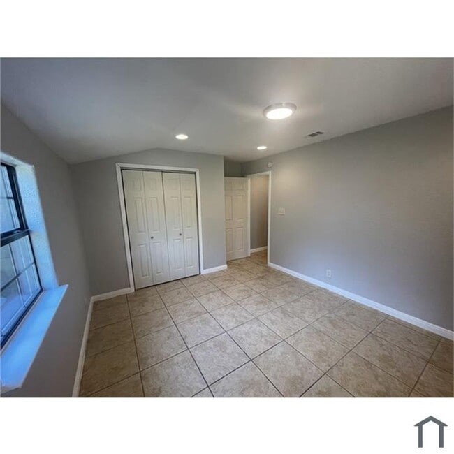 Building Photo - Discover your dream home in this beautifully renovated four-bedroom, two-bathroom house.