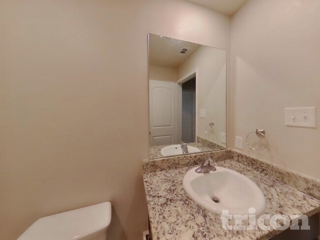 Building Photo - 715 Wonderland Trail