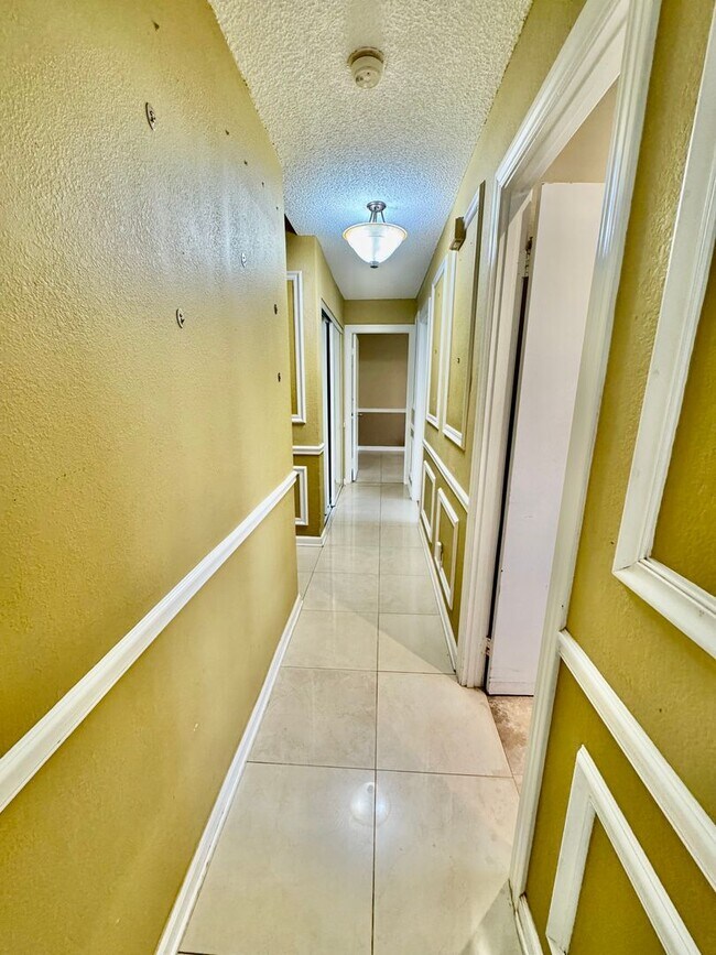 Building Photo - Available now | A 4 Bedroom, 2 Bathroom Si...