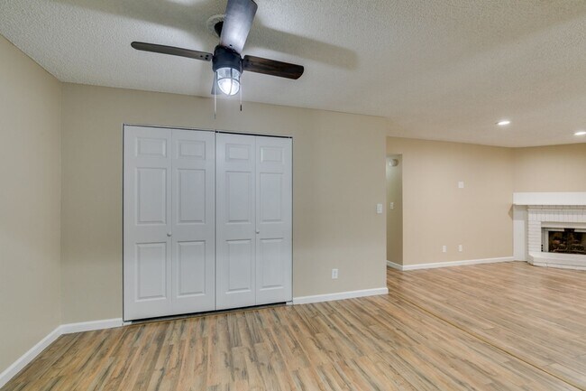 Building Photo - GORGEOUS 2 BEDROOMS CONDO*JUST COMPLETED UPGRADES*SOUTHWEST AREA*COMMUNITY AMENITIES*