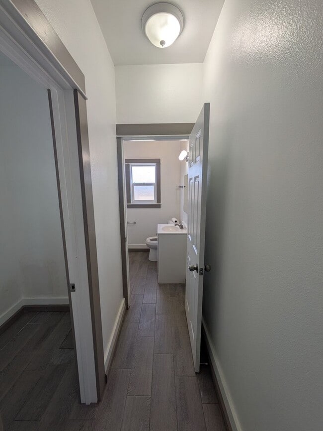 Building Photo - Bright & Clean 2 Bed | 1 Bath Home With a separate Den– 906 Sq. Ft. with Private Parking! Now Ava...