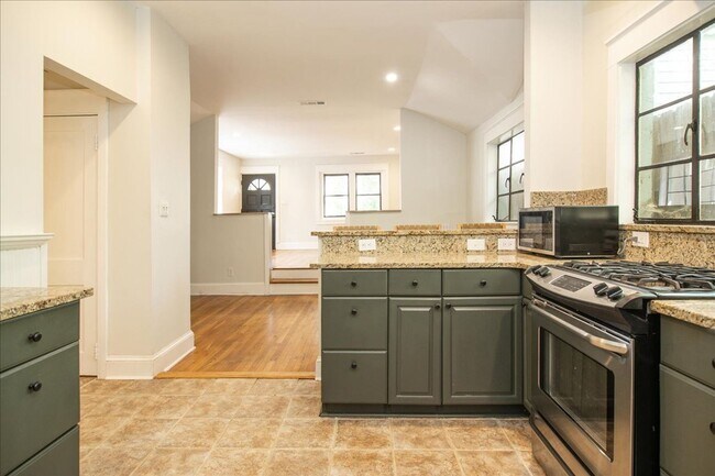 Building Photo - Beautifully Renovated 2/1 in Desirable Gra...