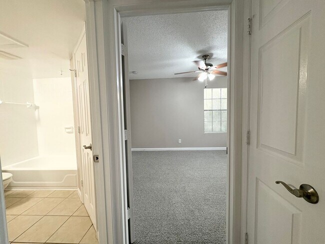 Building Photo - Beautiful 1/1 Condo in Altamonte Springs ~ Gated Lakefront Community!
