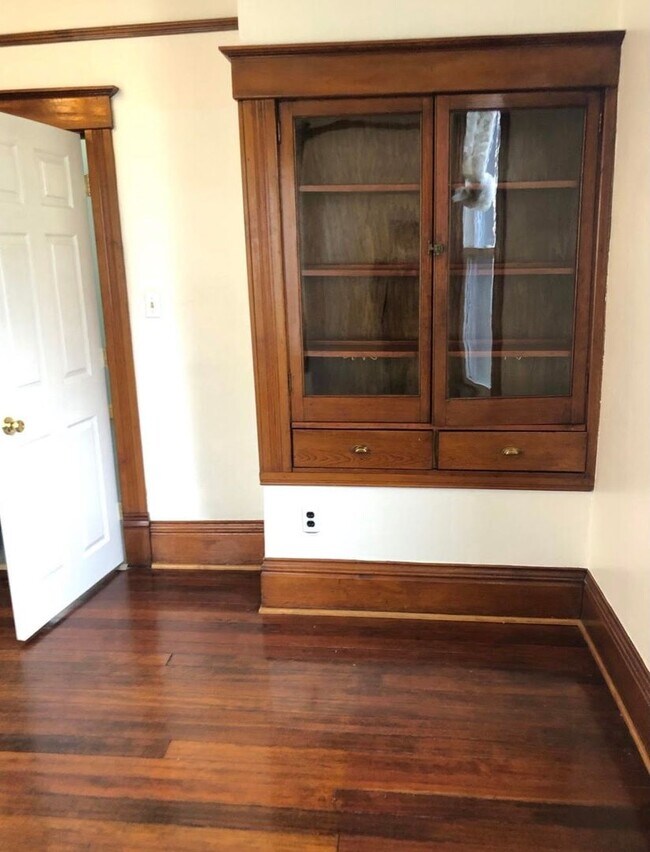 Building Photo - Victorian Charmer – 3 Bed, 1.75 Bath – Uti...