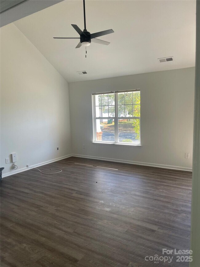 Building Photo - 242 Amir Cir