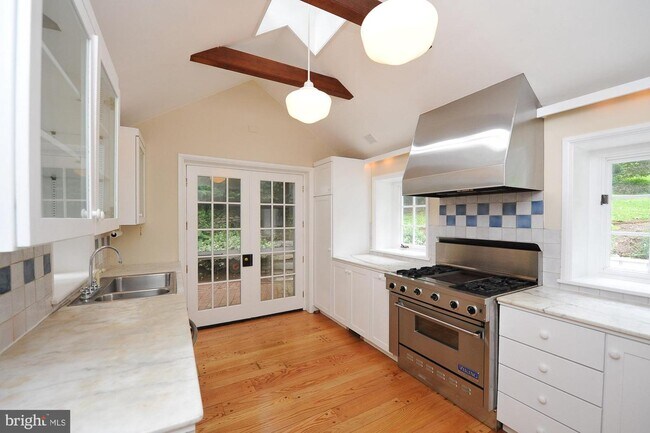 Building Photo - 1420 Creek Road Trail