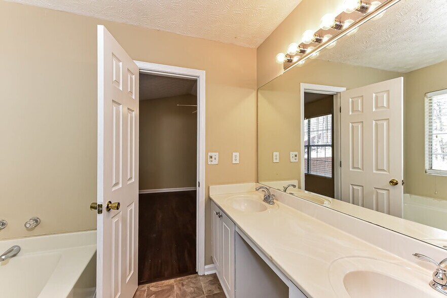 Building Photo - 735 Bridgewood Ct