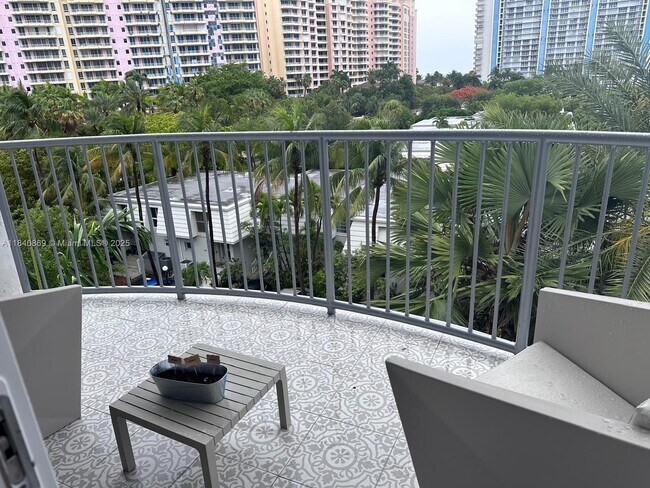 Building Photo - 210 Seaview Dr