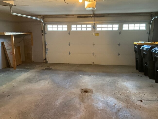 Building Photo - Spacious 3bed 3 bath Split-Level in Bethel...