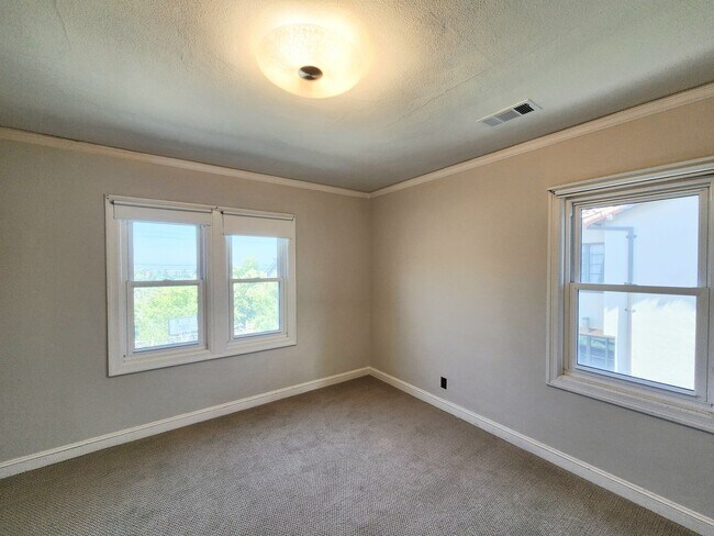 Building Photo - Elegant, spacious home in San Mateo