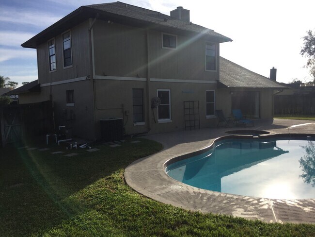 Building Photo - 550 Hassocks Loop