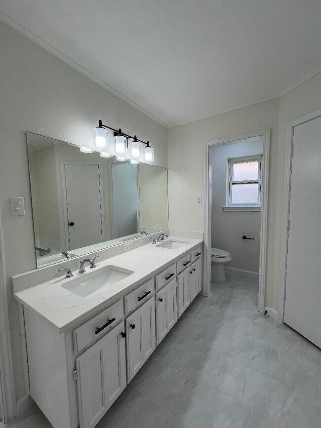 Building Photo - Welcome to this inviting 3-bedroom, 2-bathroom home in the heart of Cleburne, perfectly suited fo...