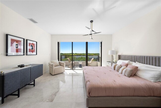 Building Photo - 701 Valencia Ave