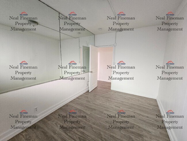 Building Photo - 4 BED, 1 BATH APARTMENT, TANDEM PARKING Electric Water included.