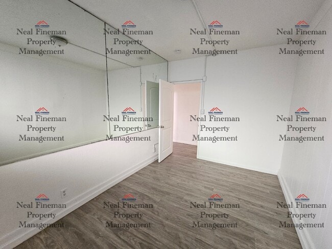 Building Photo - 4 BEDROOM, 1 BATHROOM APARTMENT, 2 TANDEM PARKING