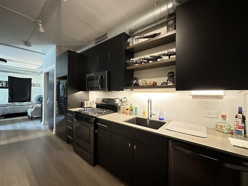 Building Photo - 941 W Belmont Ave