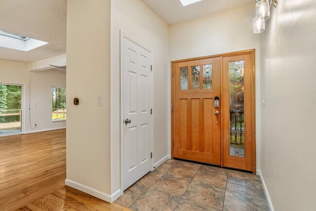 Building Photo - 6 Bedroom Home minutes from Saltwater Park...