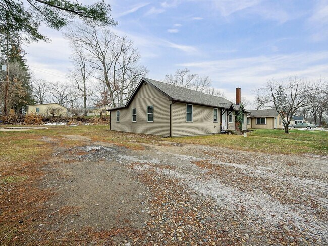 Building Photo - Charming 3-Bed, 2.5-Bath Home in Pinckney!