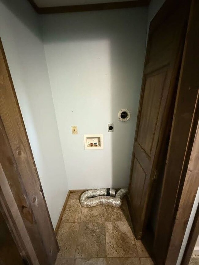 Building Photo - MIL-2117