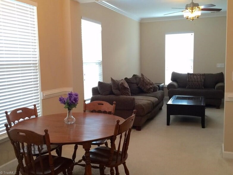 Home unfurnished, pictures for illustration purpose only - 4011 Tarrant Trace Cir