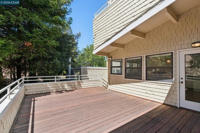 Building Photo - 660 La Casa Via