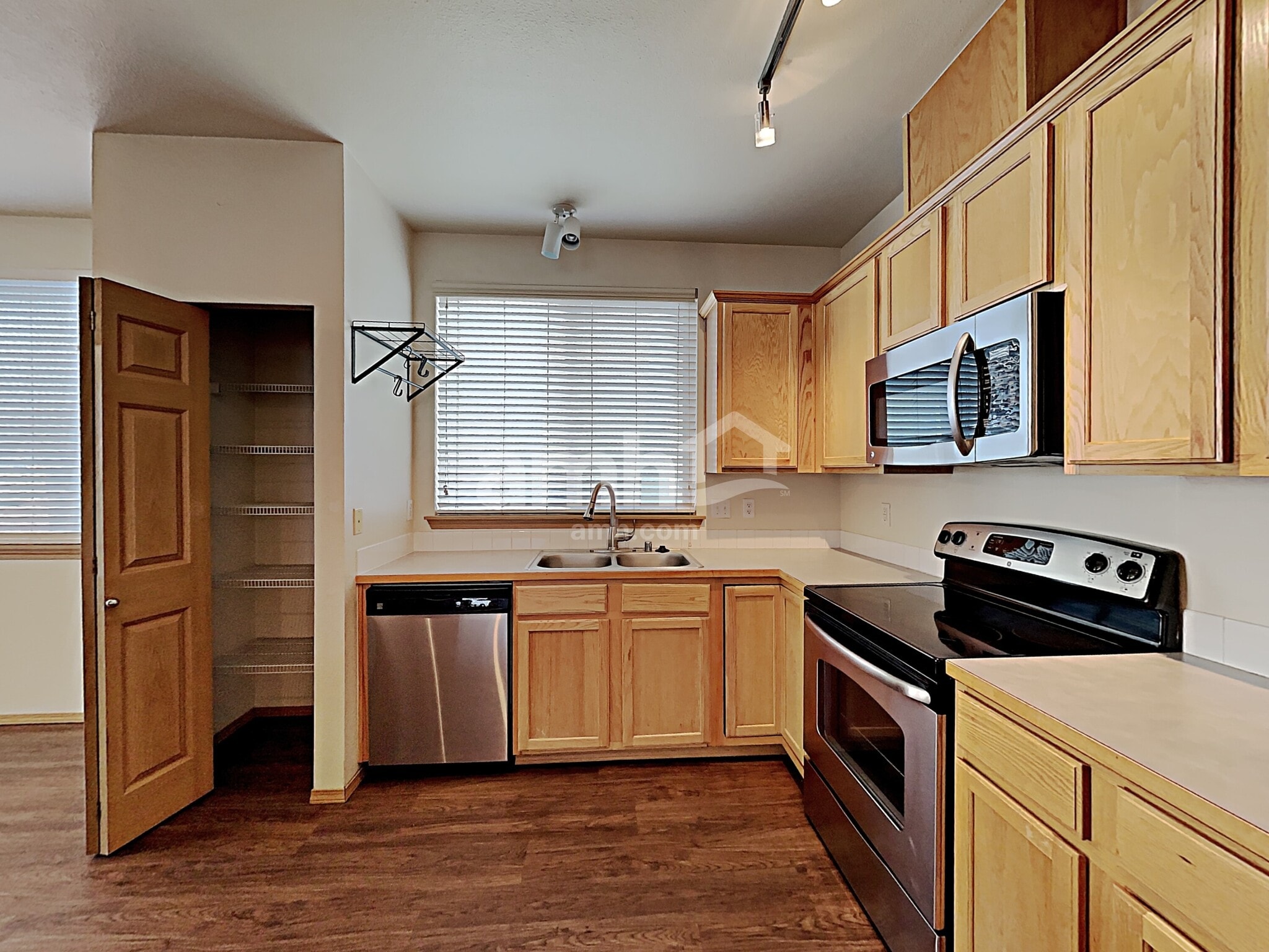 Building Photo - 2808 6th St SE