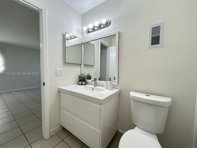 Building Photo - 11047 SW 154th Ct