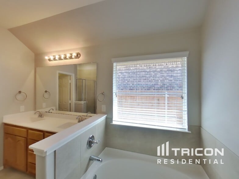 Building Photo - 936 Deer Valley Dr