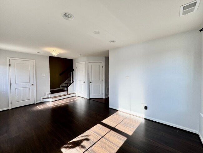 Building Photo - Available 07-08-26! Townhouse w/Garage - Pet Friendly - All Appliances Convey!