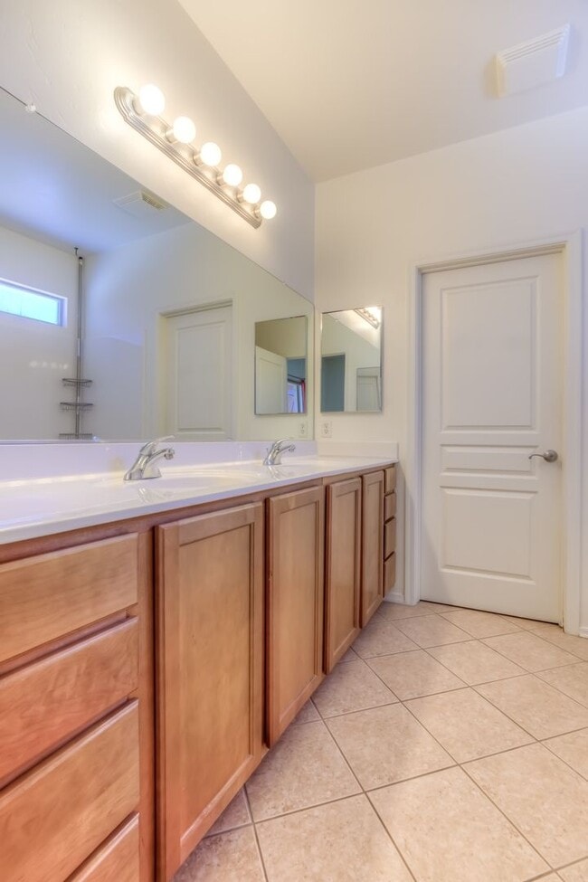 Building Photo - Eastside Barrio Style Home