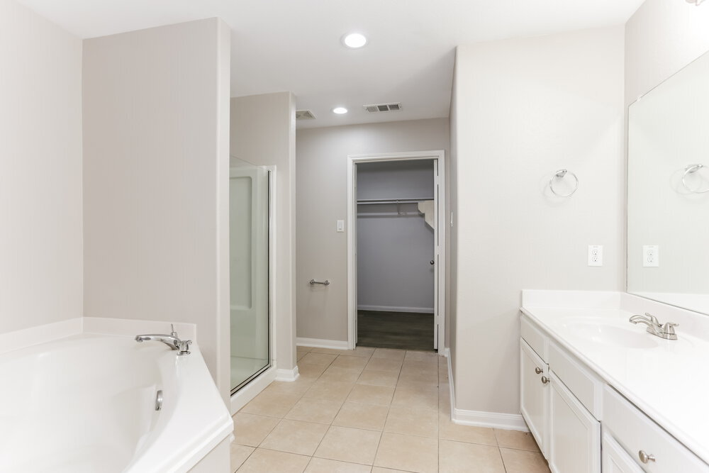 Building Photo - 10041 Silent Hollow Dr