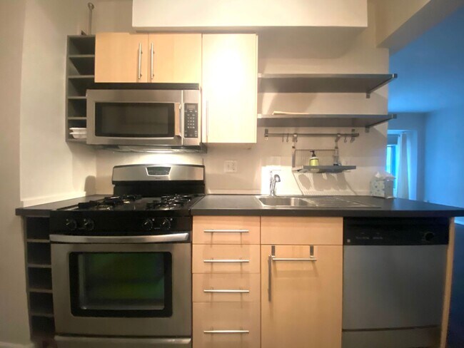 Building Photo - An efficiency apartment located on the 7th...