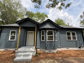 Building Photo - Modern Comfort & Convenient Living