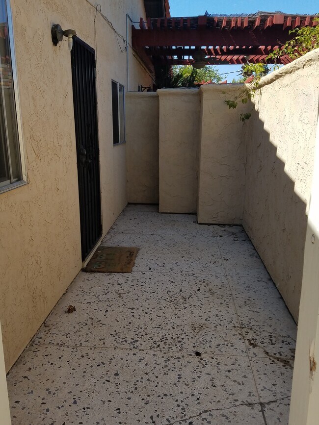 Building Photo - 5005-Side Studio