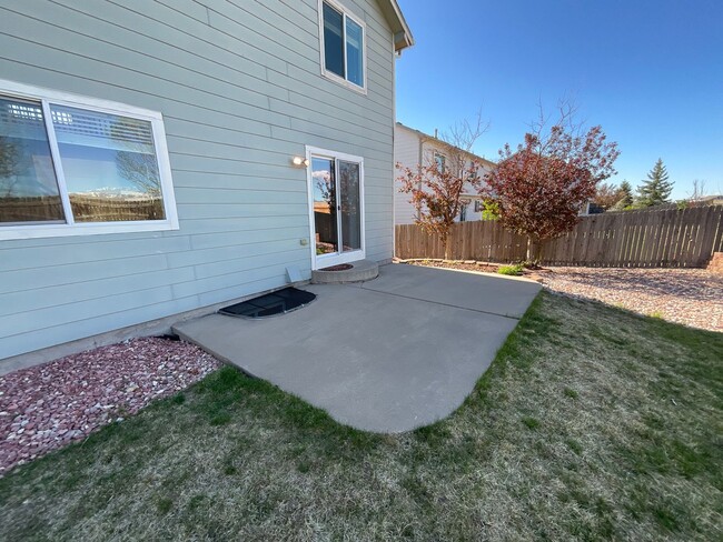 Building Photo - 3 Bedroom Home Available Near N Powers Blv...