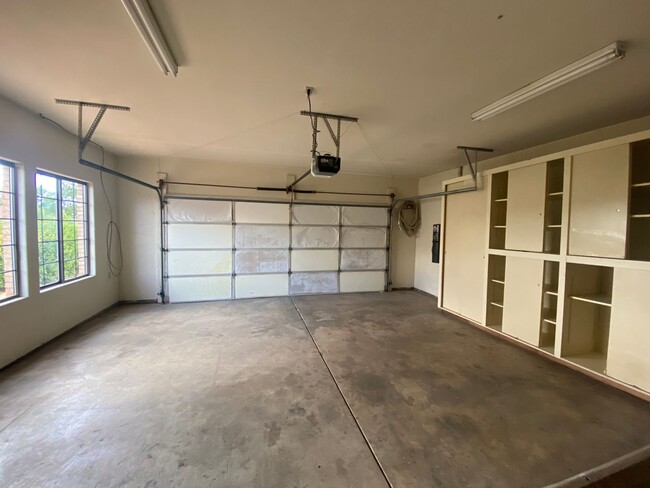 Building Photo - 3 bed 2 bath in nice neighborhood