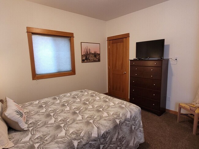Building Photo - Hank's Hideaway in Sunriver, Furnished, all Utilities Included. Gym access, Hot Tub. 30-day Minim...
