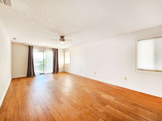 Building Photo - "3-Bed, 3-Bath Gem in New Port Richey with 2,233 Sq Ft of Living Space!"