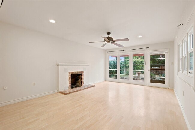Building Photo - 607 Hacienda Dr