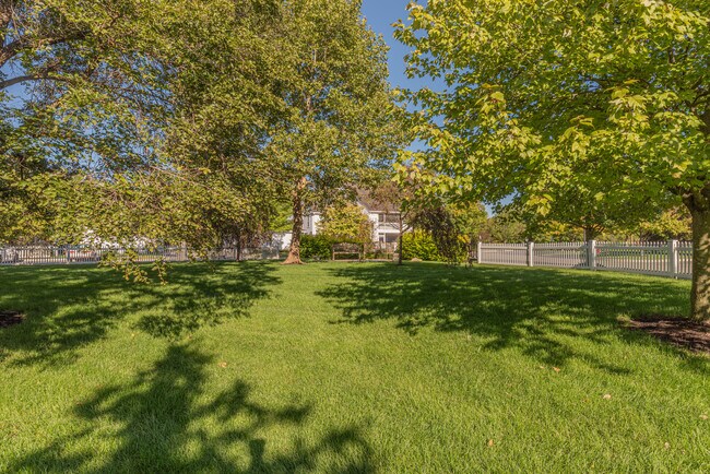 Building Photo - 2646 S Knightsbridge Cir