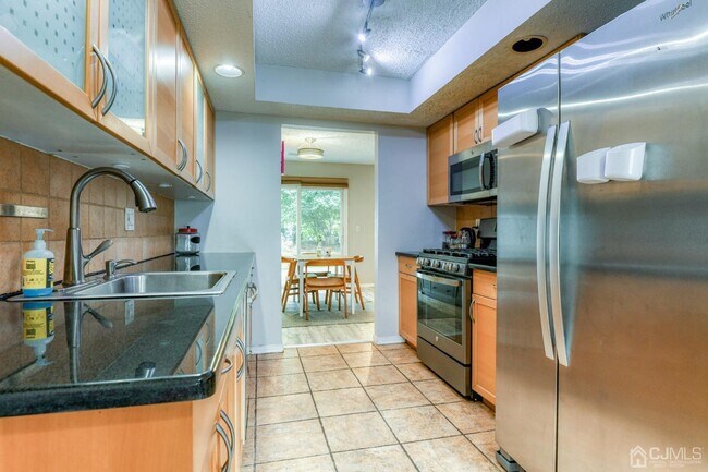 Building Photo - 166 Stults Ln